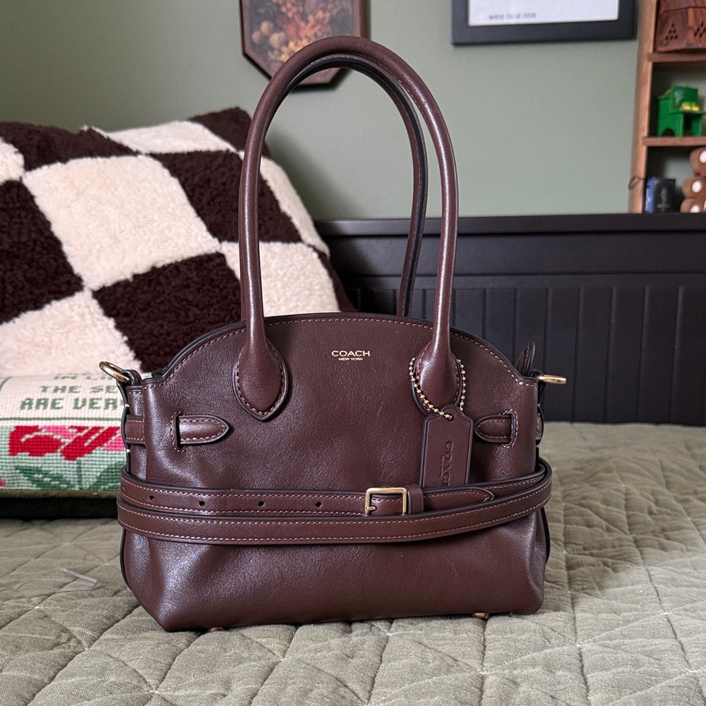 Coach Empire 21 in the color maple
